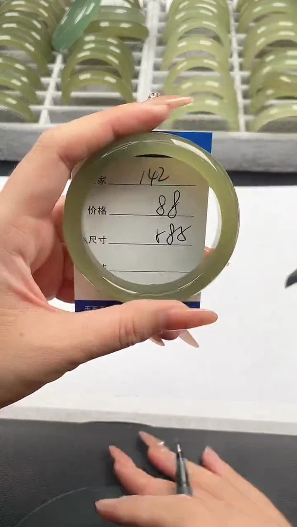 未镶嵌手镯石英质玉湖水绿