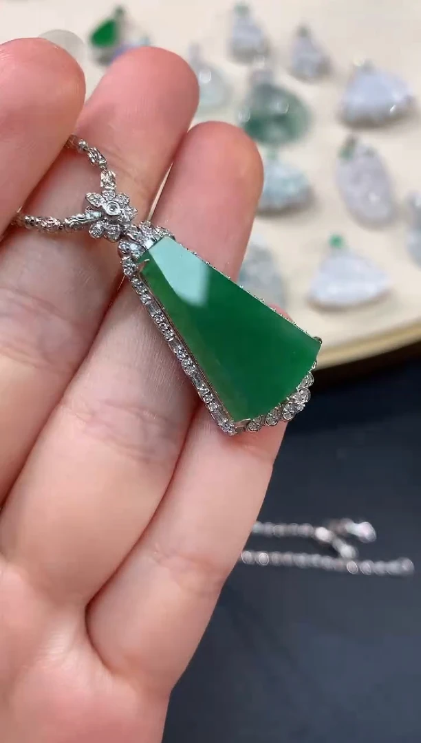 【闪购商品】翡翠吊坠(不含链)18K金镶嵌Q160|8800