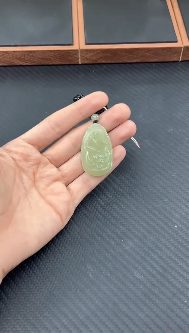 和田玉未镶嵌吊坠(赠链)且末微色差近矿吊坠L