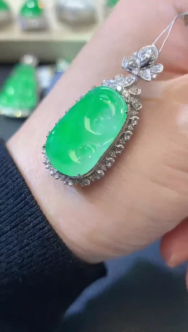 【闪购商品】翡翠吊坠(不含链)18K金镶嵌C17