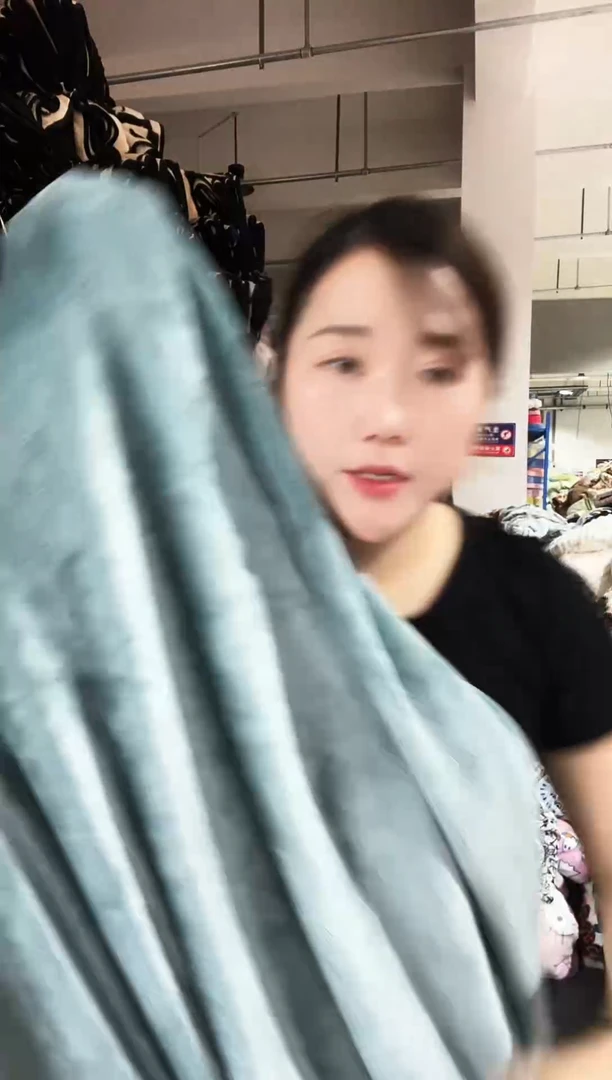 混纺主播手上展示的产品