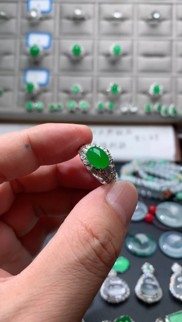 18K金镶嵌戒指翡翠18K翡翠