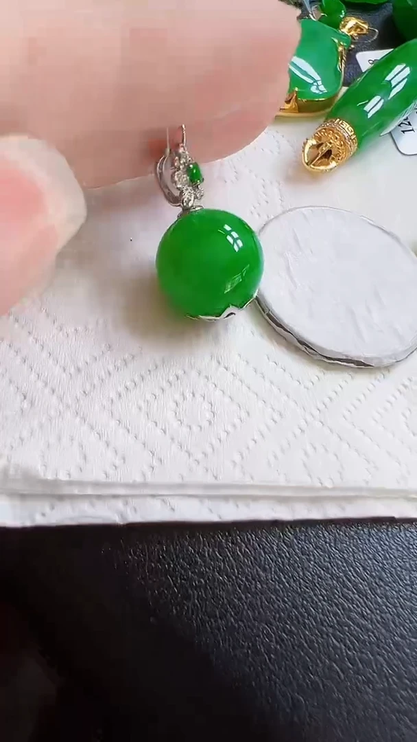 颈饰18K金镶嵌翡翠珠子