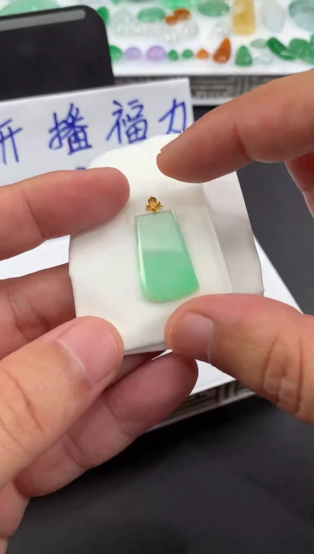 颈饰18K金镶嵌翡翠翡翠