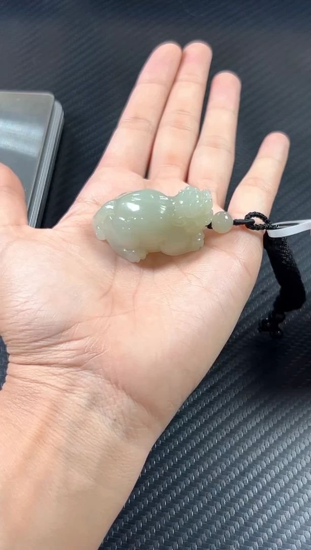 吊坠(赠链)未镶嵌和田玉且末微色差近矿