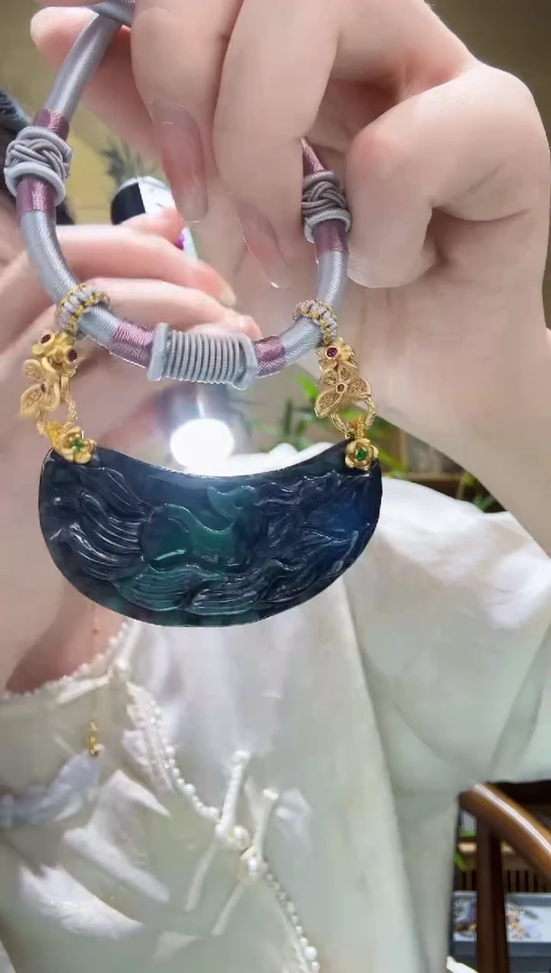 翡翠未镶嵌颈饰吊坠