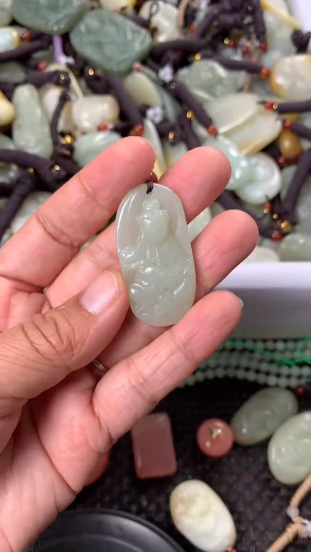 【闪购商品】和田玉颈饰未镶嵌多样性发货没有证书.拍一发一，有瑕