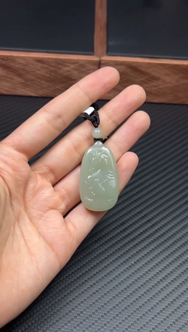 和田玉未镶嵌吊坠(赠链)且末微色差近矿m