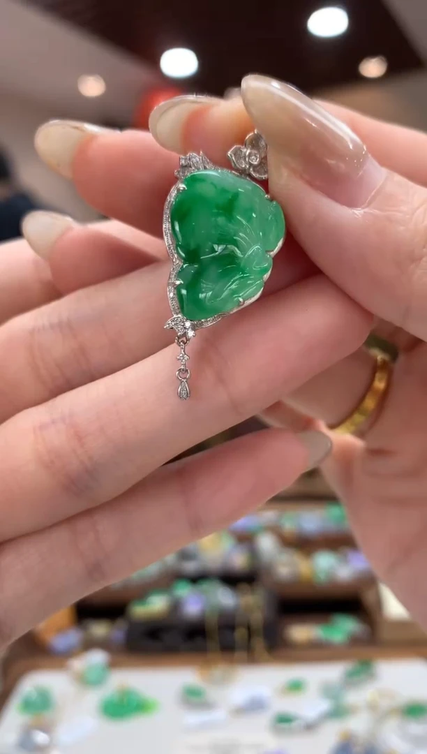 翡翠18K金镶嵌吊坠(不含链)蝴蝶