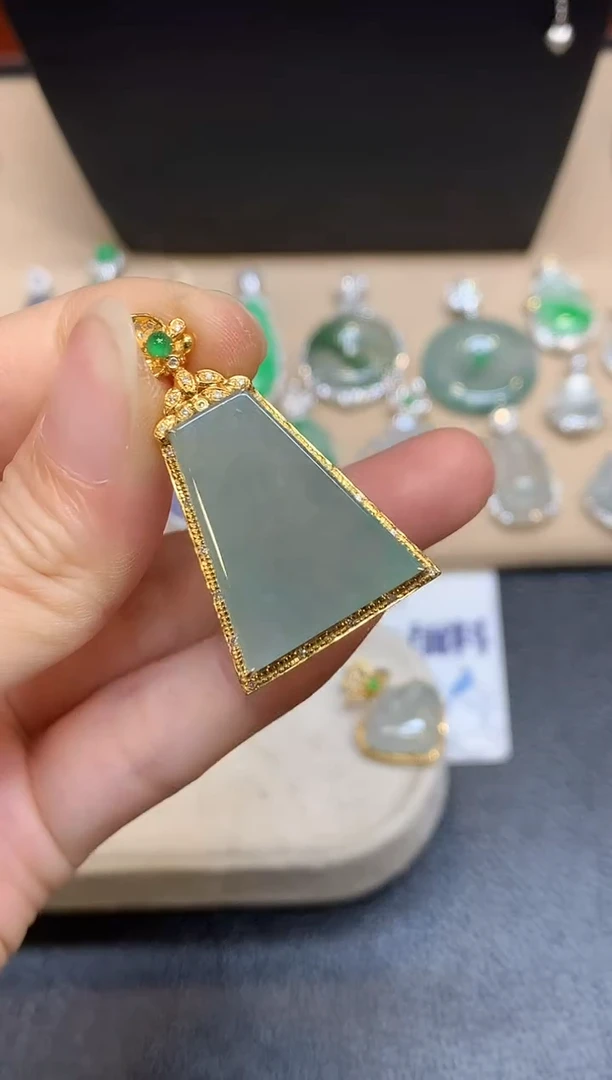颈饰18K金镶嵌翡翠无事牌【无服务费