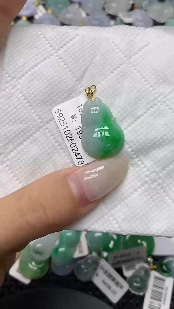 颈饰18K金镶嵌翡翠11111111111