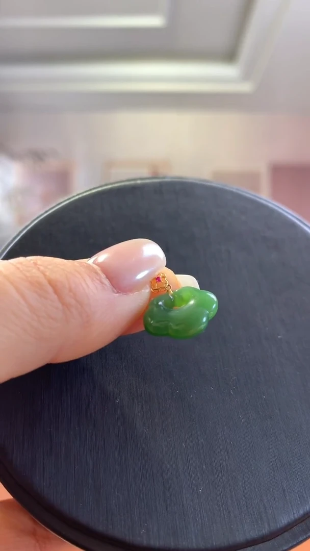 18K金镶嵌和田玉挂件碧玉金镶小如意