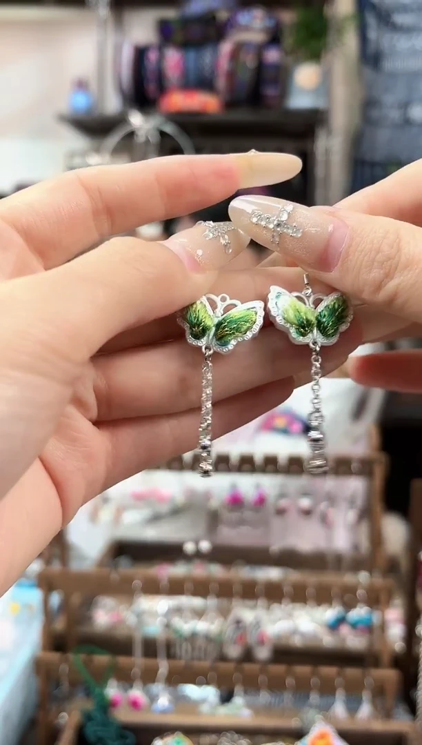 织绣棠****博民族风非遗老绣苗银饰品667