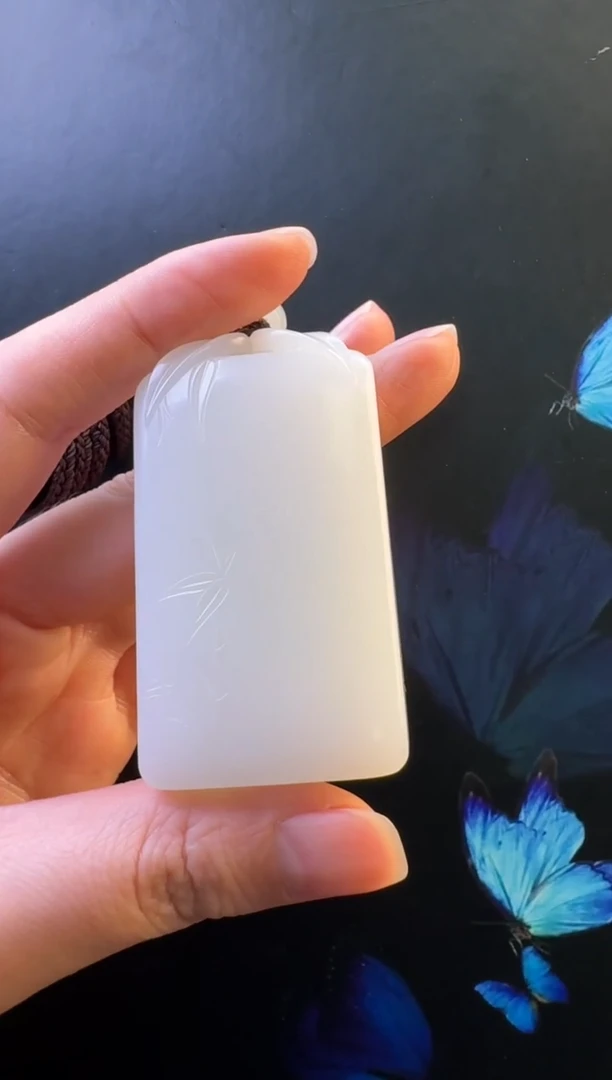 颈饰未镶嵌和田玉吊坠