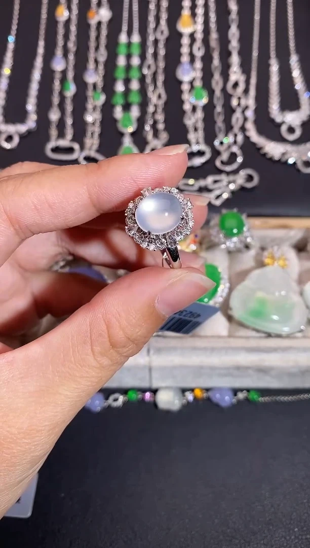 颈饰18K金镶嵌翡翠戒指