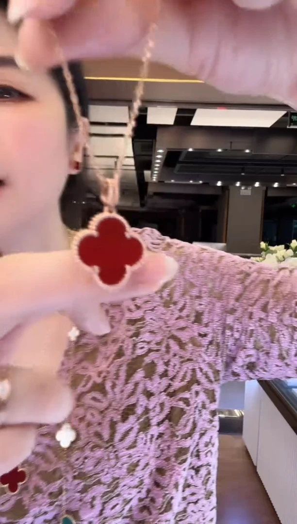 18K金镶嵌吊坠玛瑙/玉髓红花