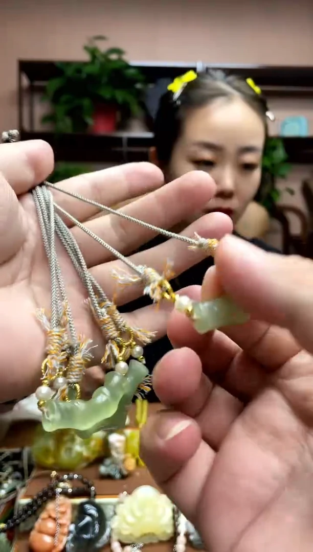 未镶嵌岫玉吊坠多样性发货发其中之一