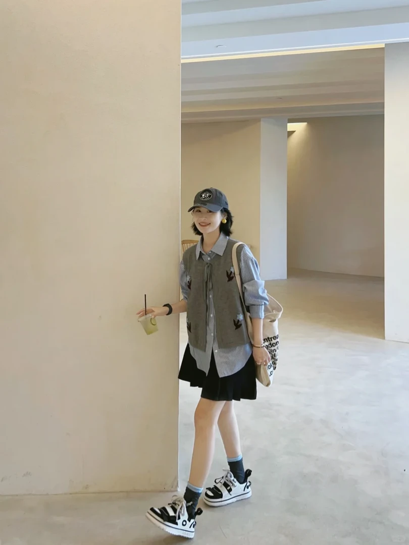 2025秋季新款韩系穿搭条纹衬衫灰色针织马甲搭配半身裙时尚三件套