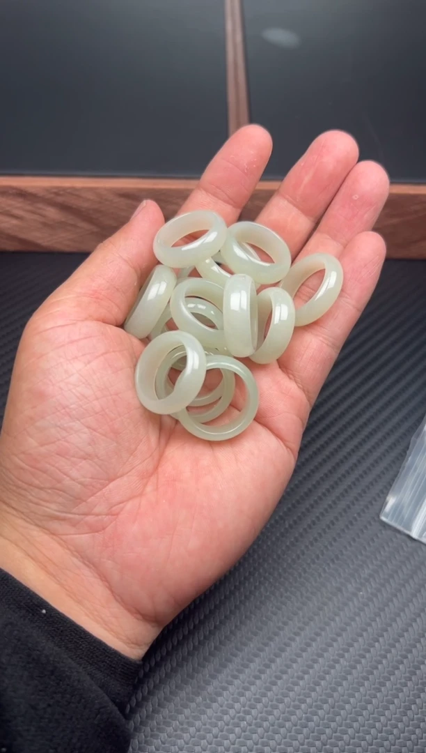 和田玉戒圈未镶嵌且末微色差近矿18+多样性发货拍一发一