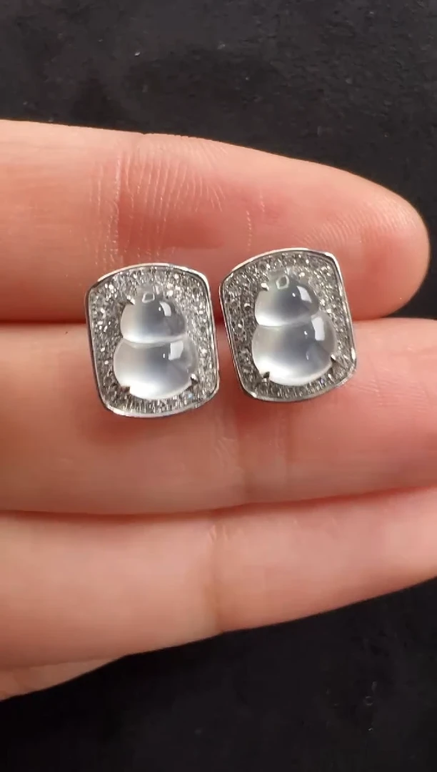 18K金镶嵌翡翠耳饰玻璃种白冰葫芦耳钉