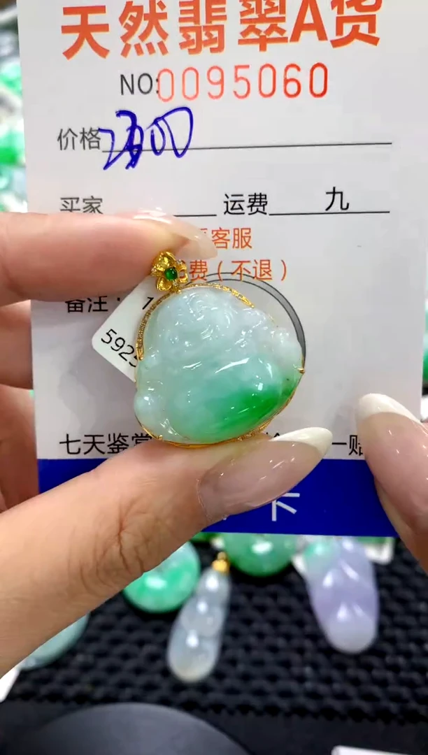 翡翠18K金镶嵌颈饰1111111111111111