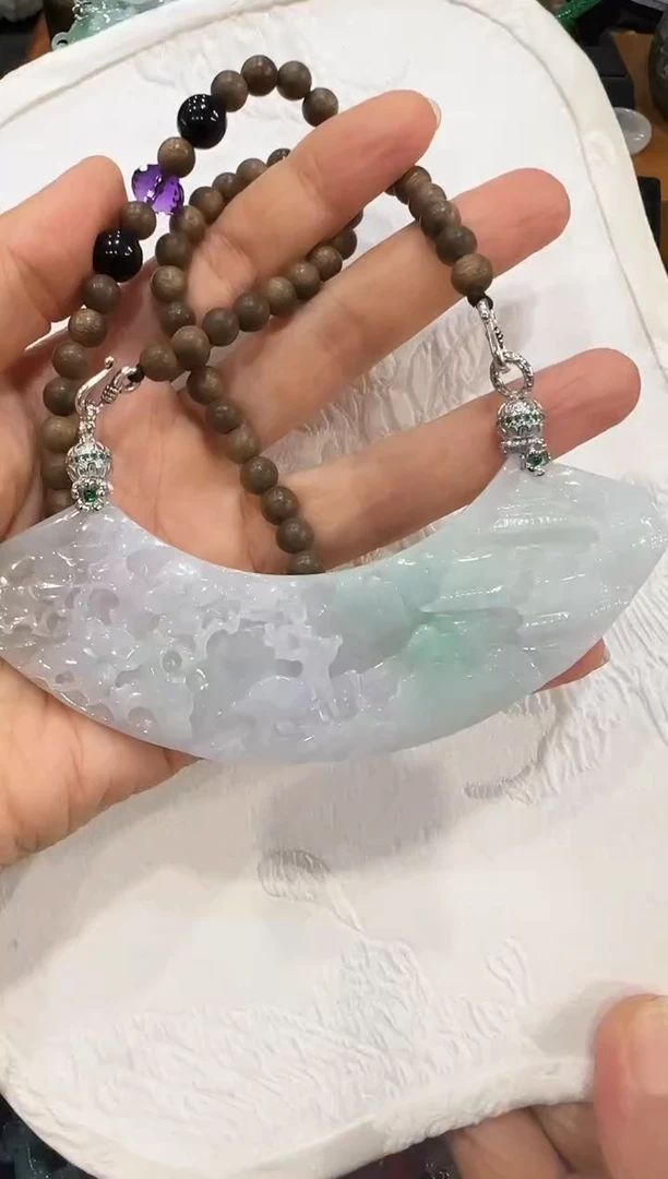 翡翠未镶嵌颈饰国风