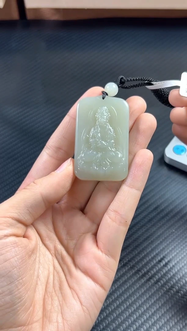 吊坠(赠链)未镶嵌和田玉且末微色差近矿坐莲