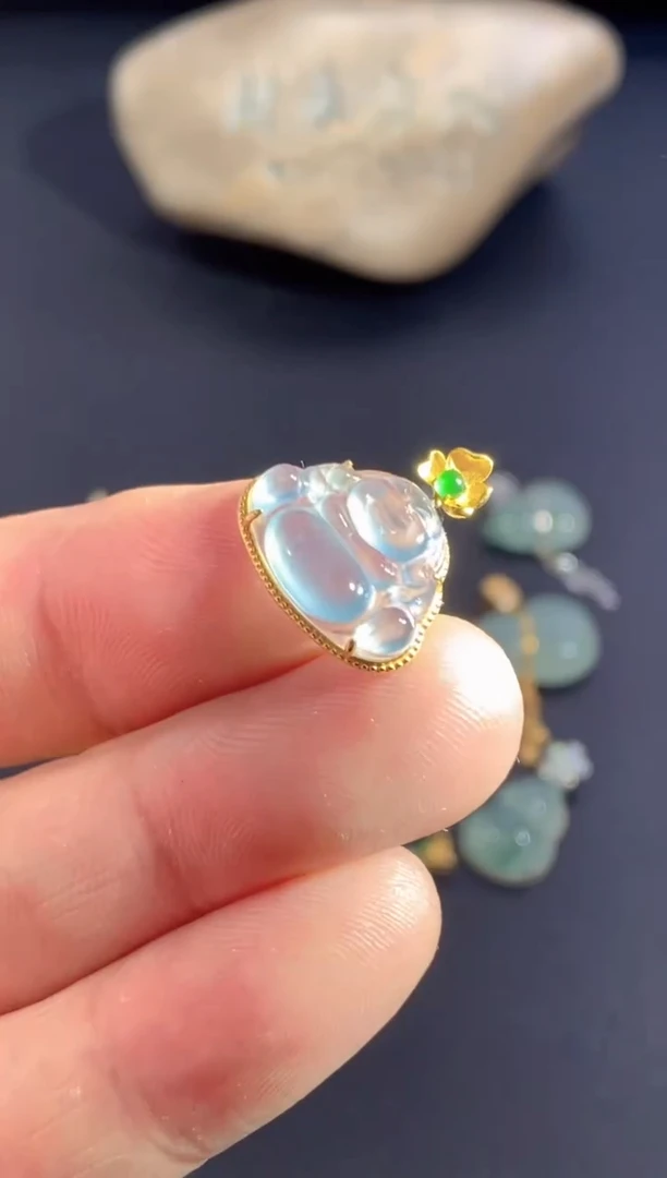 颈饰18K金镶嵌翡翠