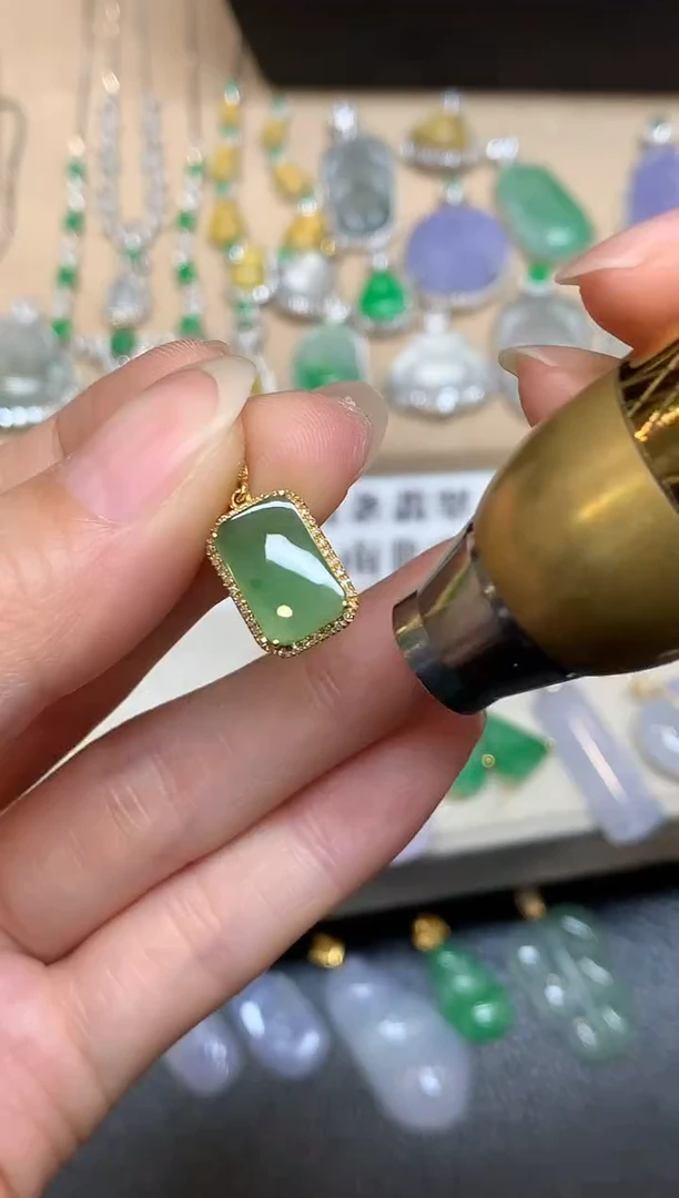 颈饰18K金镶嵌翡翠无事牌【无服务费