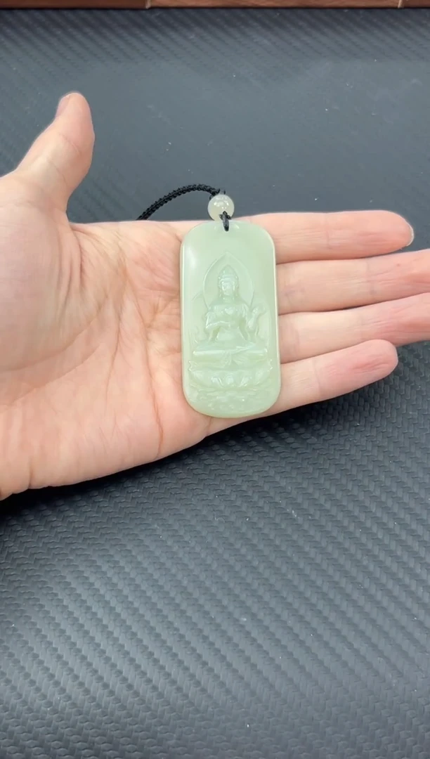 【闪购商品】和田玉吊坠(赠链)未镶嵌且末微色差迪克兰吊坠