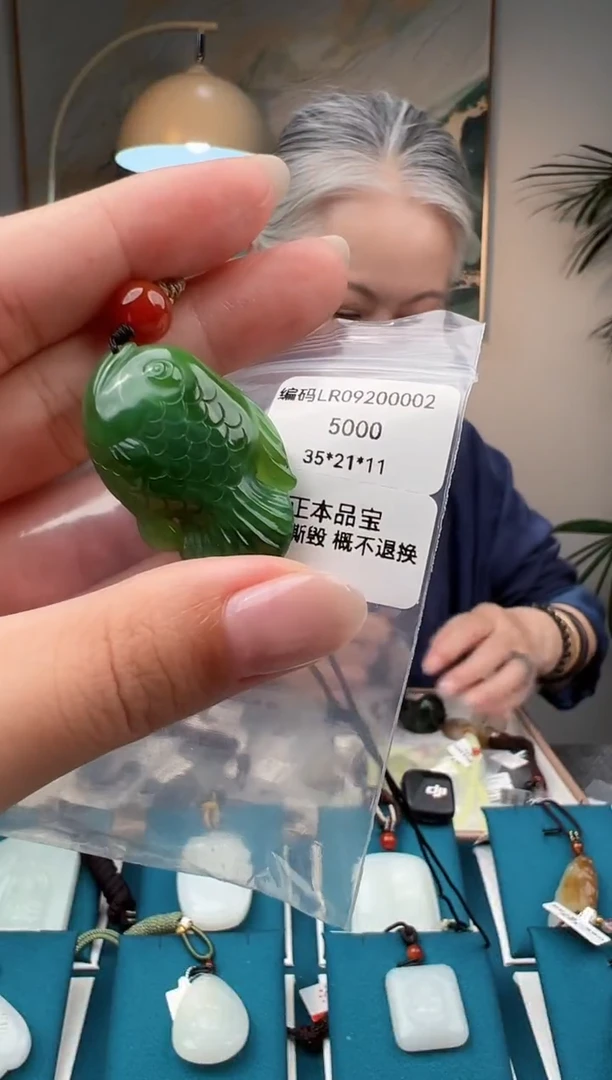 颈饰未镶嵌和田玉吊坠  LR
