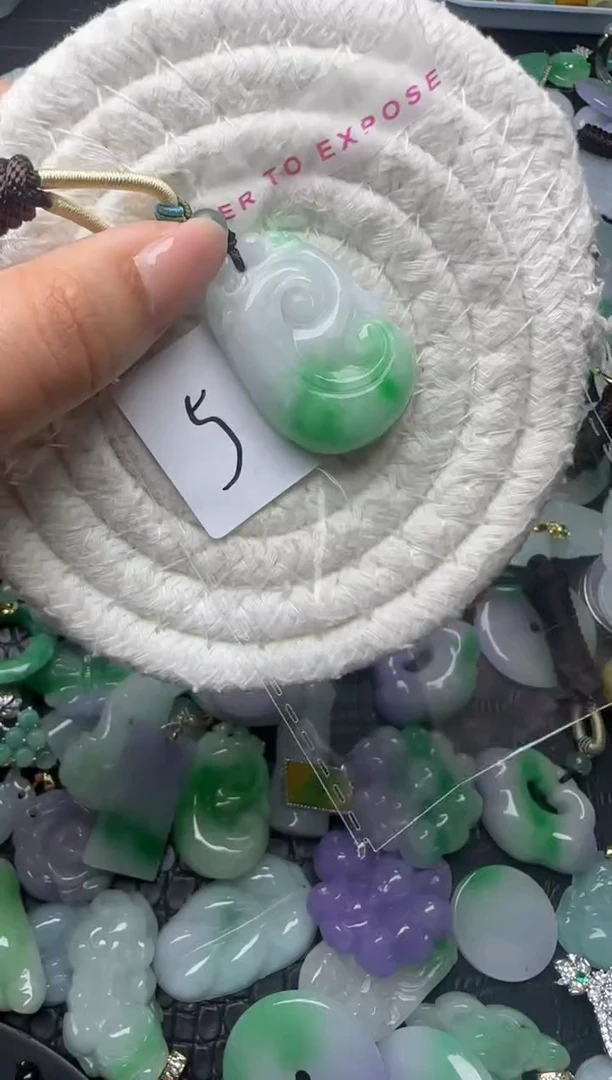 颈饰未镶嵌翡翠缅甸翡翠吊坠