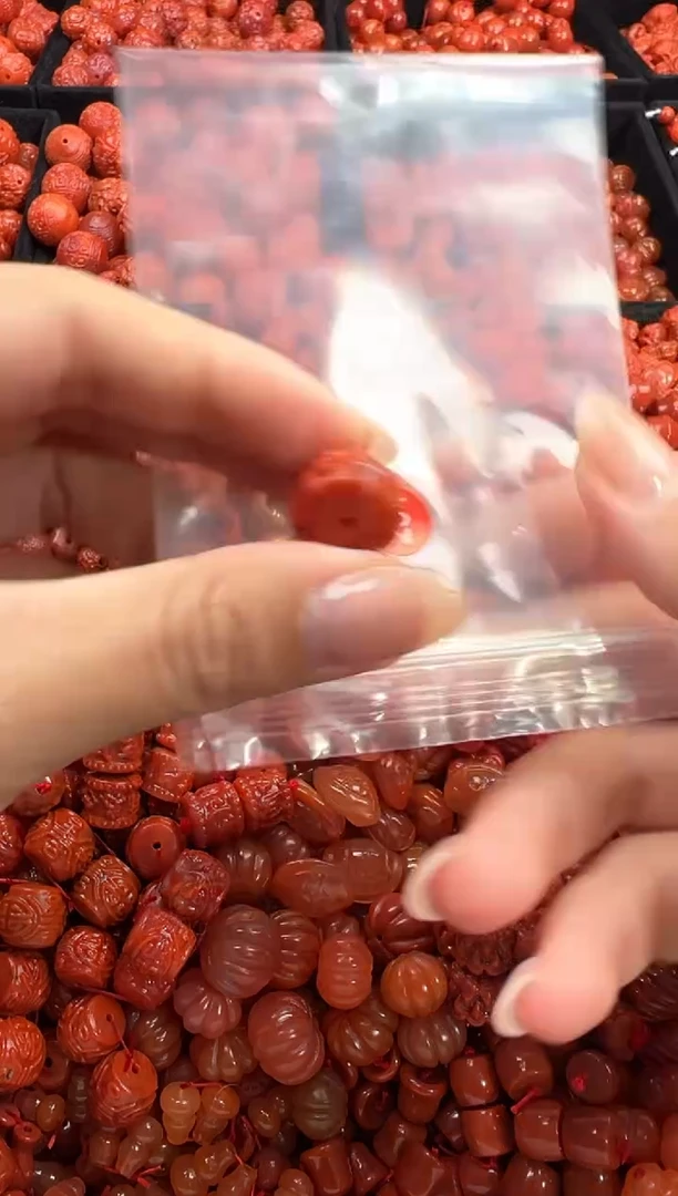 南红玛瑙未镶嵌颈饰1
