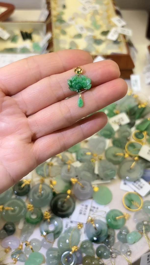 颈饰18K金镶嵌翡翠莲花