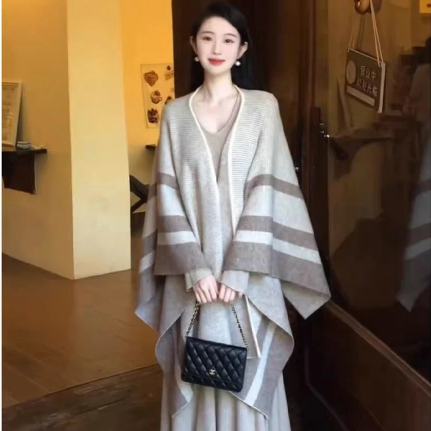 2025秋季新款名媛风高级感外搭气质条纹撞色披肩女时尚空调房披风