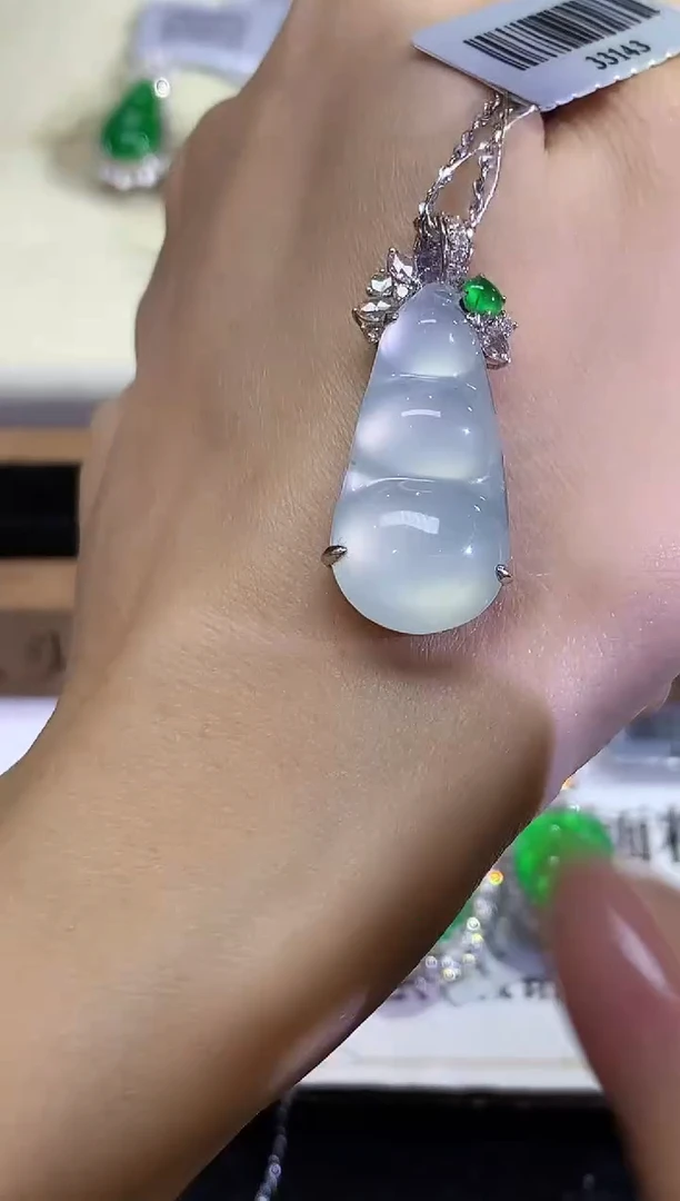 吊坠(不含链)18K金镶嵌翡翠LSR多样性发其一