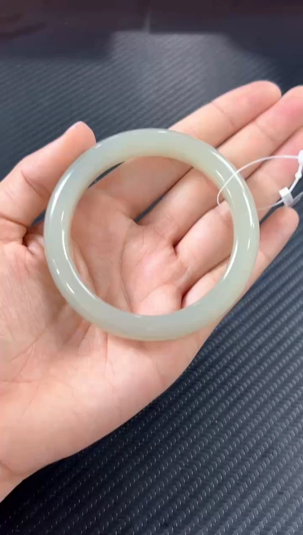 和田玉手镯未镶嵌且末微色差近矿60s