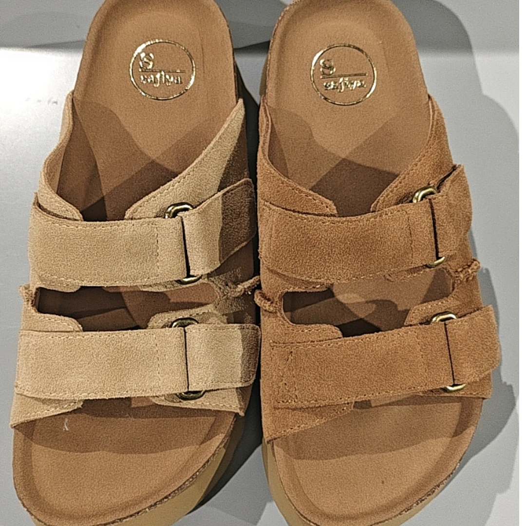 索菲娅2025夏新款休闲厚底增高魔术贴一字带勃肯拖鞋SFD2110157