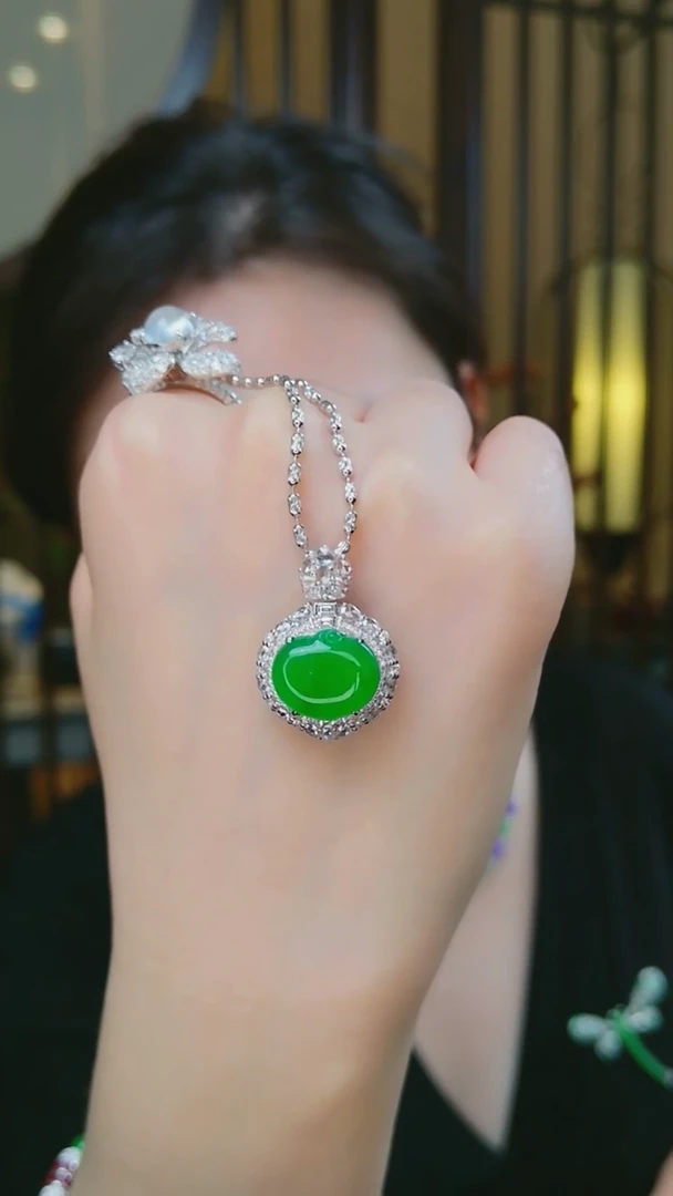 吊坠(不含链)18K金镶嵌翡翠桃子