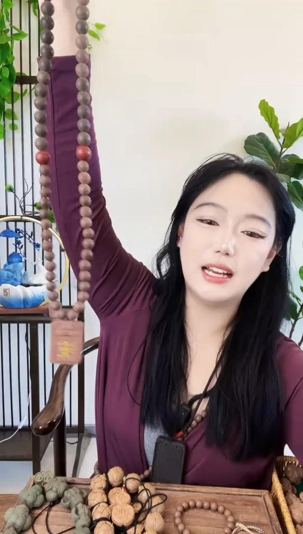 泥塑抱朴金颜加红麝脖挂