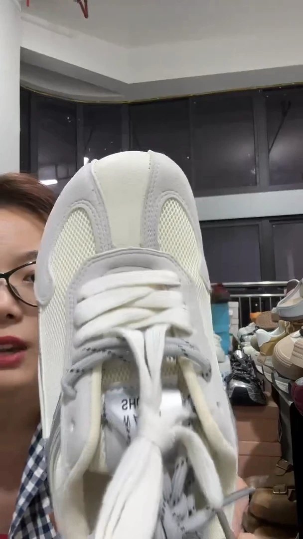 如*黄色鞋底灰色双鞋带37