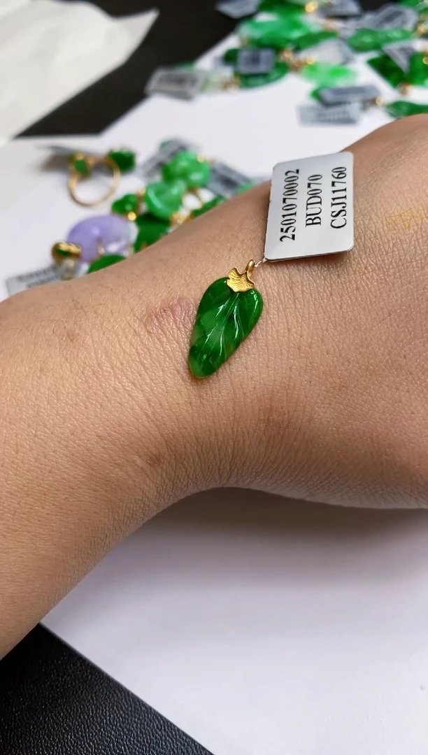 【闪购商品】翡翠颈饰18K金镶嵌叶子