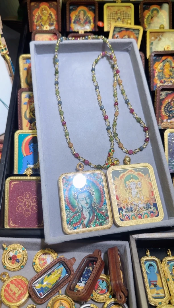 吊坠精美手工唐卡 挂绳或链子为赠品，不在售后范围内请悉知