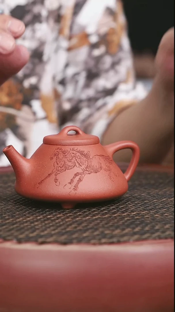 茶壶紫砂大红泥子冶石瓢刻绘双马200CC