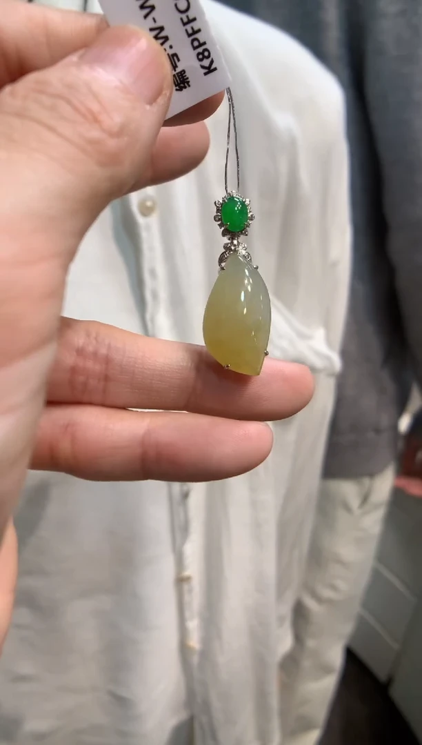 颈饰18K金镶嵌翡翠随形