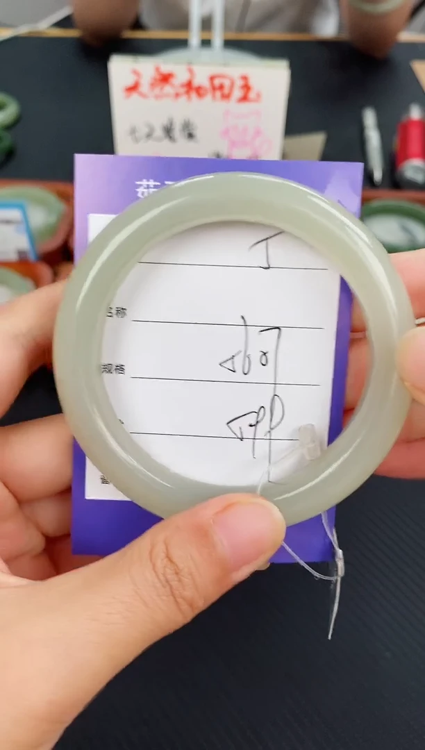 和田玉手镯未镶嵌微色差5