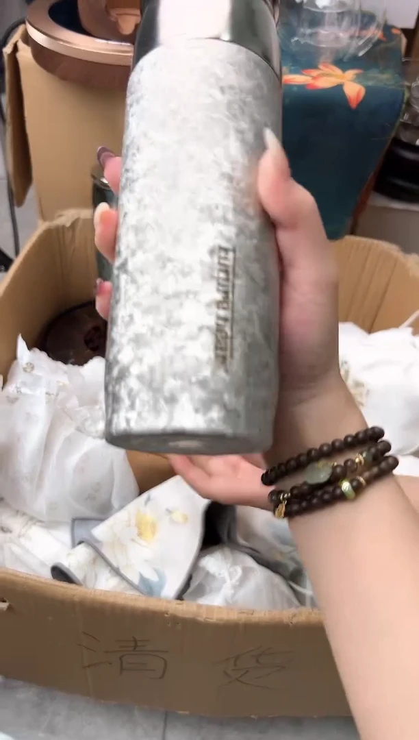 未来凶肽保温杯银色