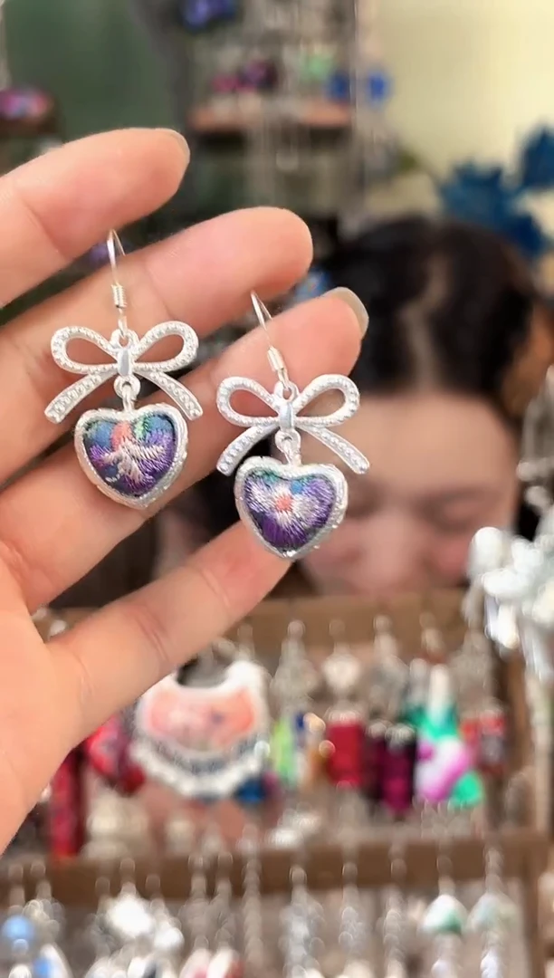 彩云南阁非遗老绣苗银饰品230