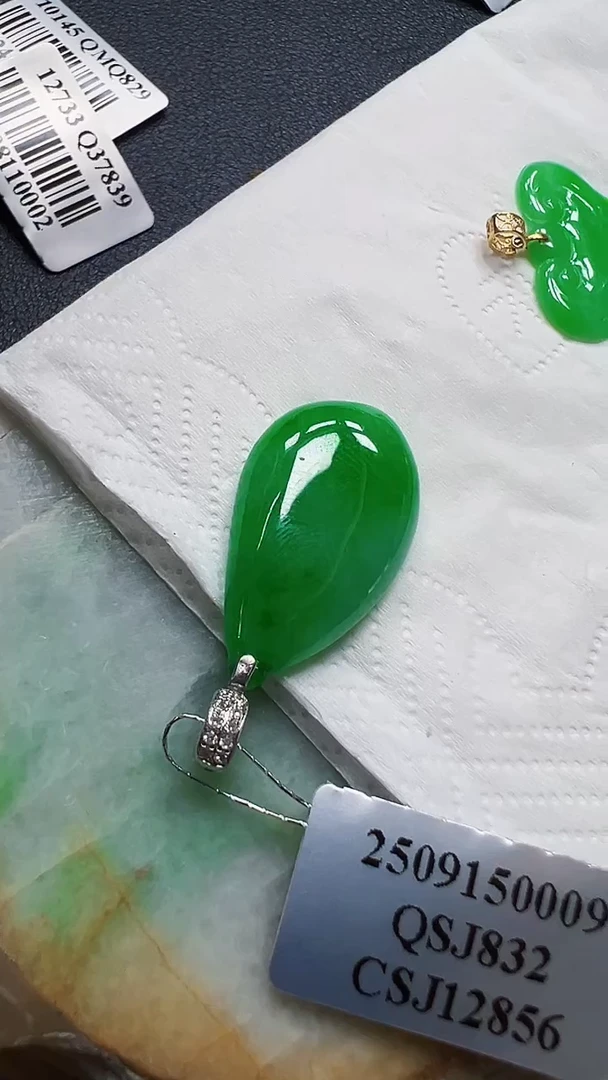 颈饰18K金镶嵌翡翠念**方瓜
