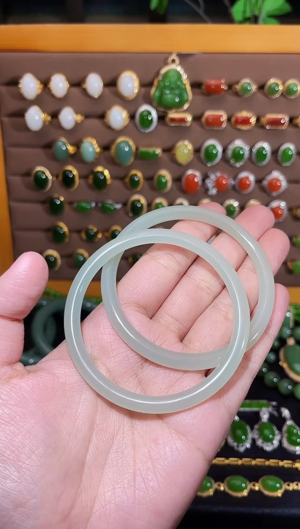 【闪购商品】和田玉手镯未镶嵌晴水手镯一对